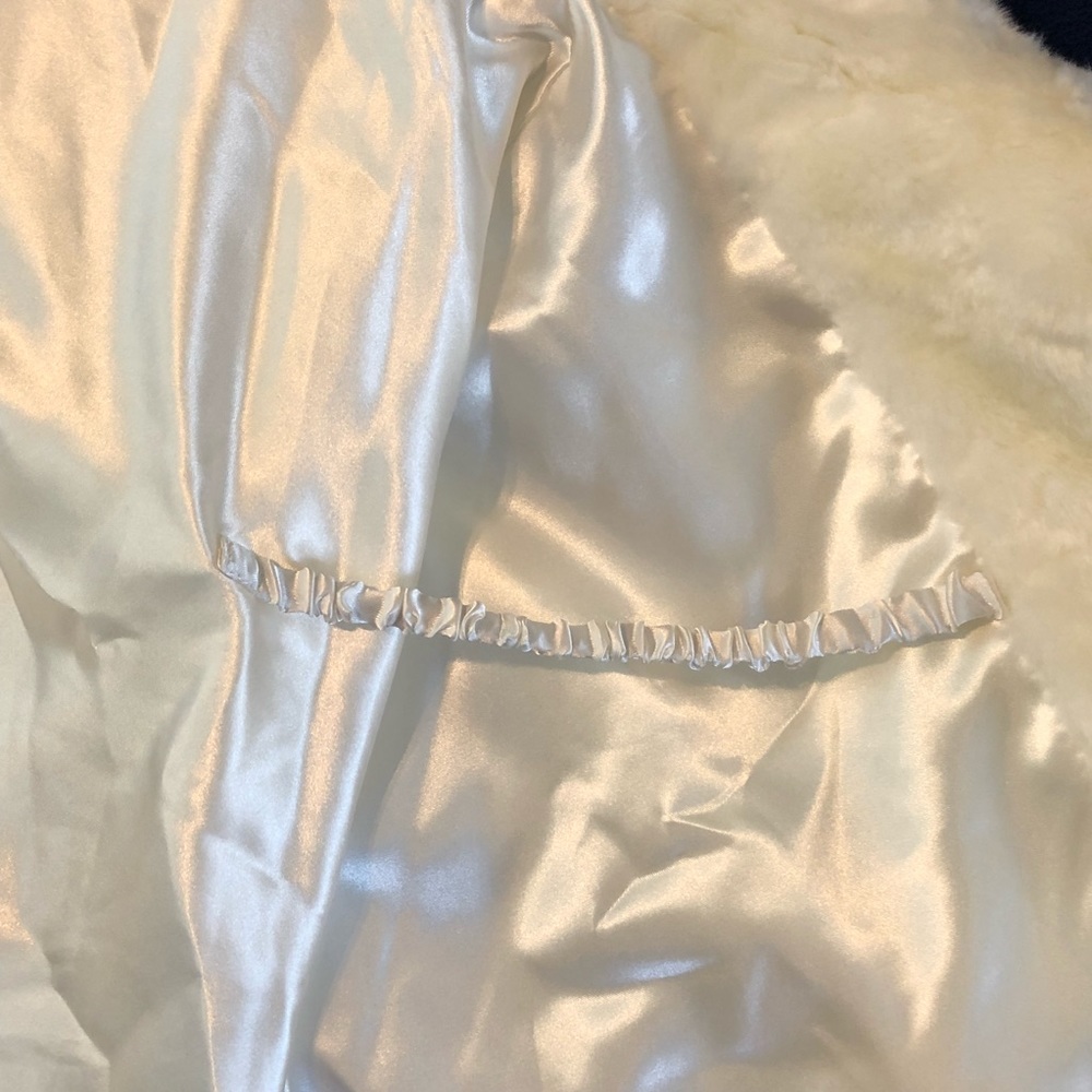 Tahari ASL Women’s White Faux Fur Cape Size L - Picture 8 of 8